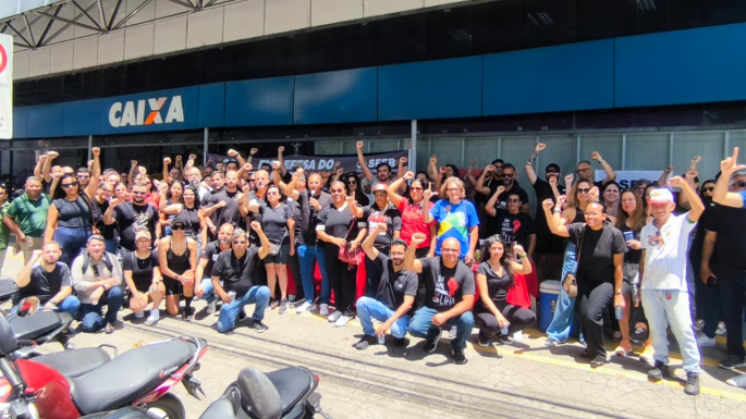 Imagem “Ninguém larga a mão de ninguém”: Bancários da Caixa em Sergipe mantêm greve e realizam novo ato no centro de Aracaju